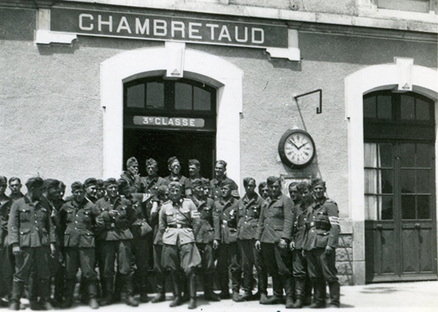 L'unité de Franz Obermeier devant la gare de Chambretaud en juillet 1940