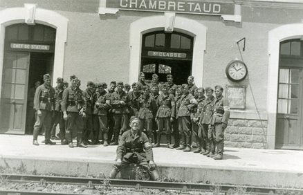 Photo de groupe devant la gare de Chambretaud