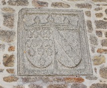 Le blason d’Alexis Charbonneau de l’Echasserie et Gabrielle d’Escoubleau du Sourdis, hérité de l'ancienne église et scellé sur un mur de la nouvelle