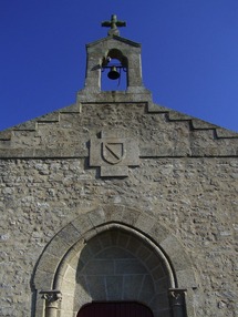 La façade et le blason d'Escoubleau de Sourdis