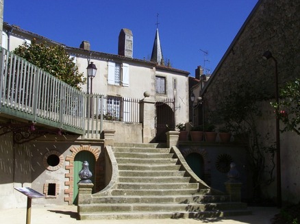 L'escalier qui descend de la cour du presbytère vers le potager