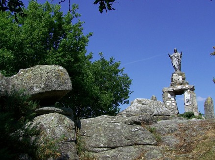 La « Pierre qui Branle » (à gauche) et le monument érigé au XIXe siècle