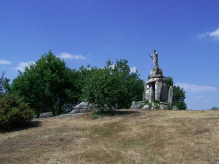 Vue du monument au sommet du coteau de la « Pierre qui Branle »