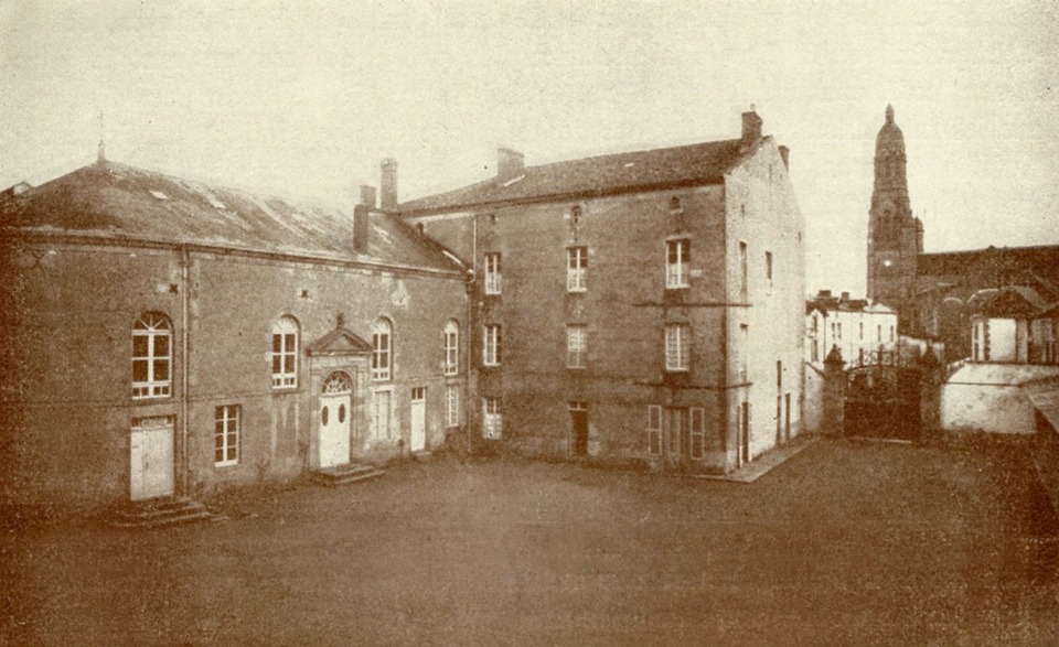 Vue de la Maison Supiot et de sa chapelle, côté cour (source : Histoire du Pensionnat Saint-Gabriel, p.19). On distingue à l'arrière-plan la basilique du Père de Montfort.