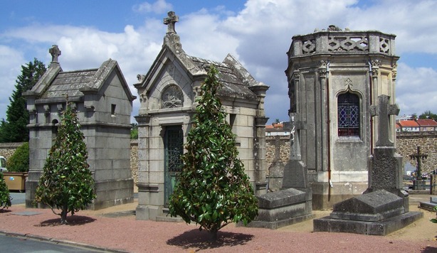 Chapelles funéraires à l'entrée du cimetière de Cholet