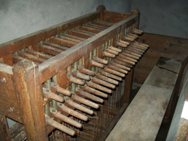 Le clavier d'origine du carillon (1941), exposé à l'entrée de l'église du Sacré-Coeur.