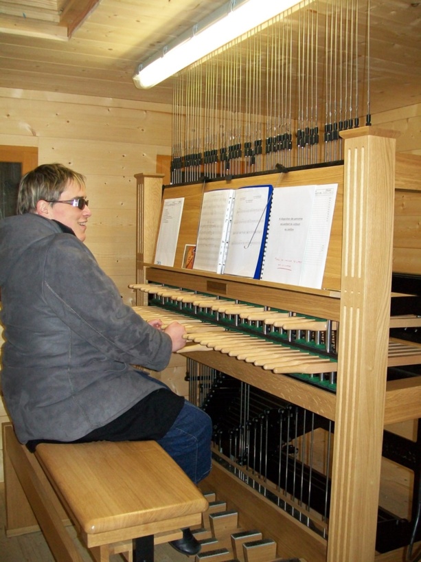 Un élève jouant un air de Noël sur le clavier du nouveau carillon.