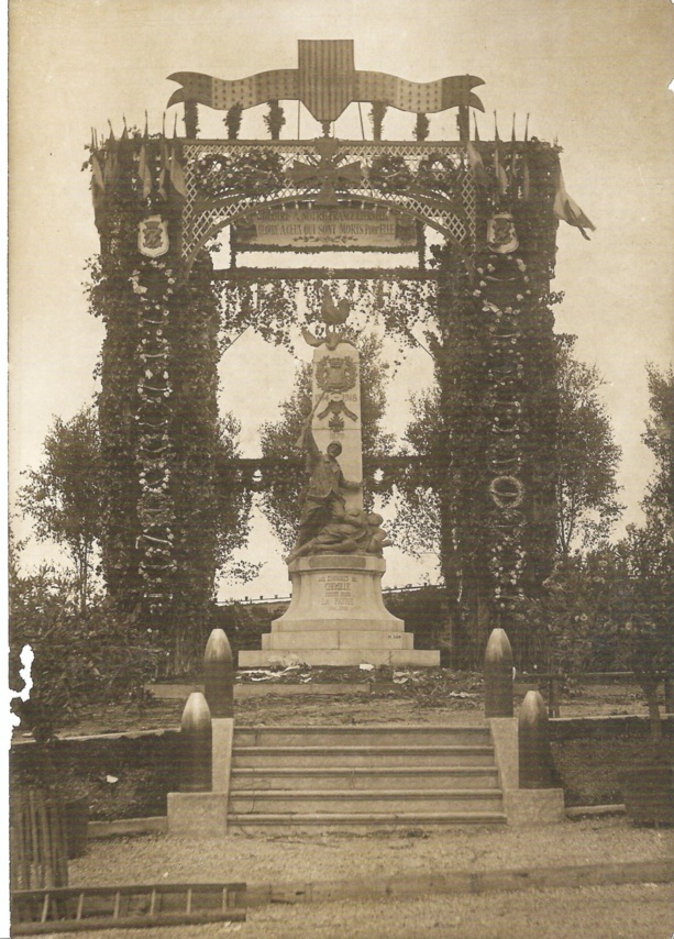 Photographie de l'inauguration du monument aux morts de Chemillé. (17 juillet 1921)