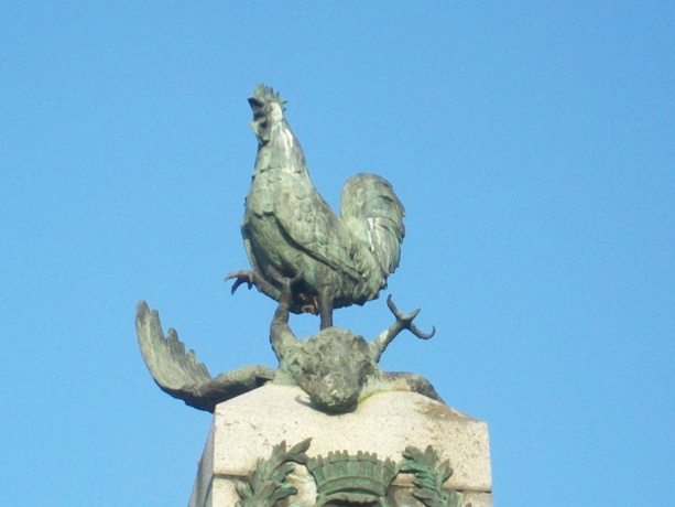 Détail du monument  : le coq français terrassant l'aigle allemand.