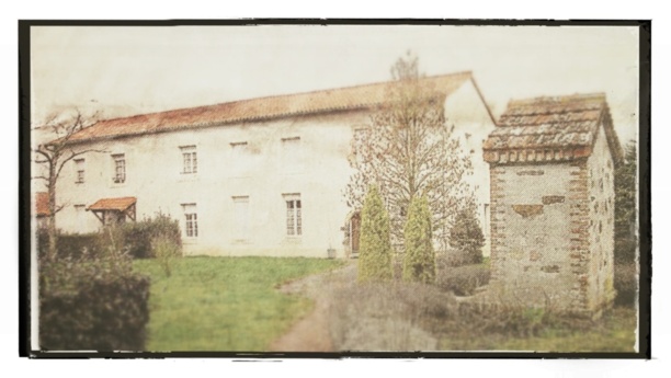 L'ancien presbytère de la Tourlandry rénové en 1984, fut construit en 1743.