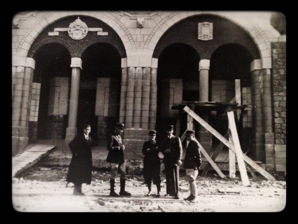 Visite du chantier par l'architecte Laurentin et l'abbé Cesbron lors d'une permission, février 1940.