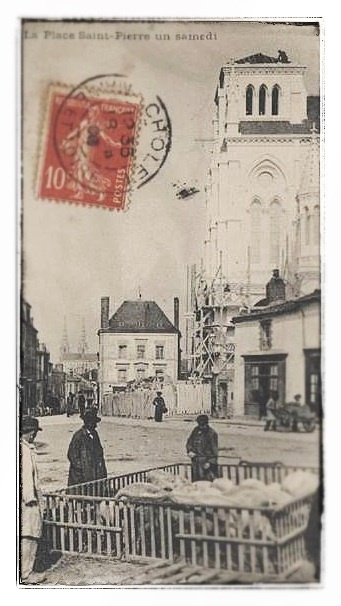 Carte postale (vers 1910) sur laquelle on aperçoit des couvreurs en haut du nouveau clocher de l'église Saint-Pierre.