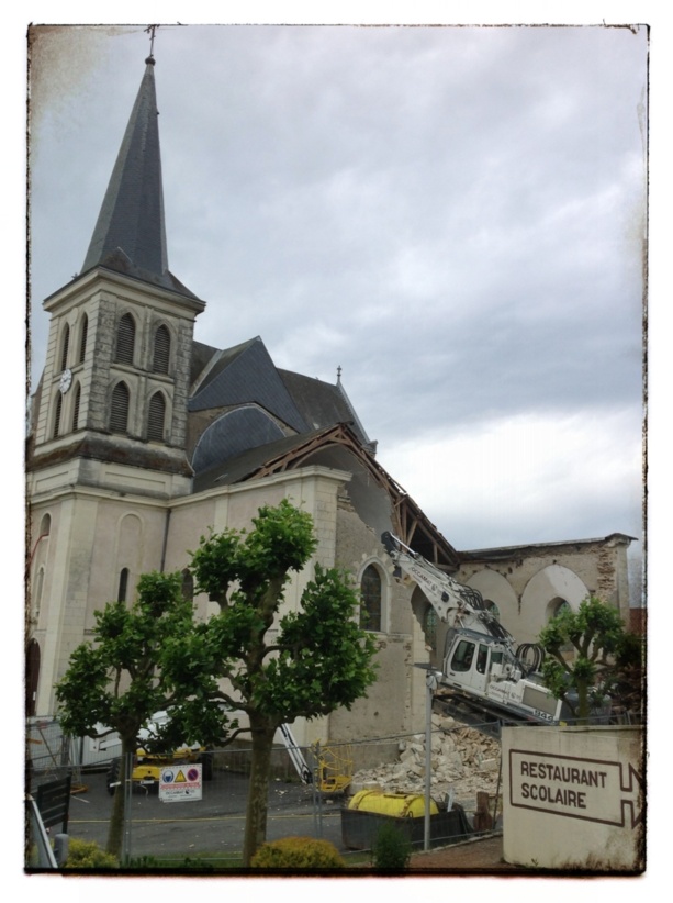 L'église de Gesté avait la particularité d'être constituée de deux styles différents nettement visibles sur la photographie. Cela en faisait un bâtiment original.