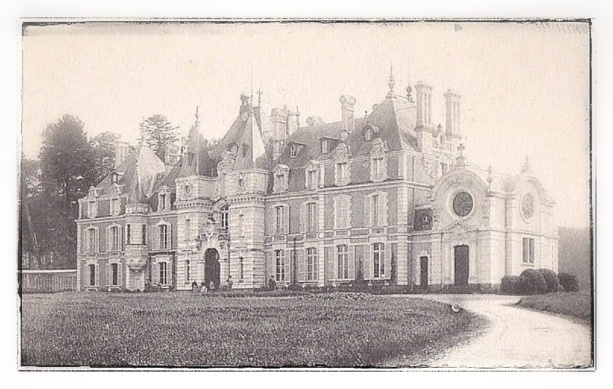 Le château actuel fut construit de 1856 à 1868 par le vicomte Jean Des Cars.