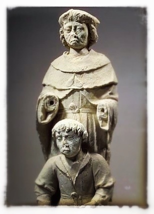 Saint Côme et Saint Damien, statues datant du XVIème siècle , provenant de l'église Saint Pierre de Chemillé et conservée au Musée des Beaux Arts d'Angers