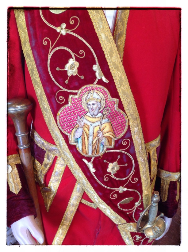 Détail du costume du garde suisse, le baudrier brodé au fil d'or, le pommeau de la canne et l'épée.