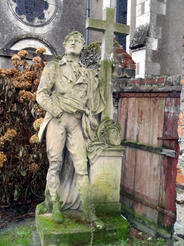 La première statue de Jacques Cathelineau, généralissime des armées vendéennes, mise en place en 1896.