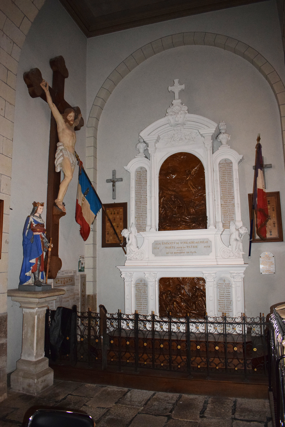 Vue d'ensemble du monument aux morts dans l'église de Saint-Hilaire-de-Loulay