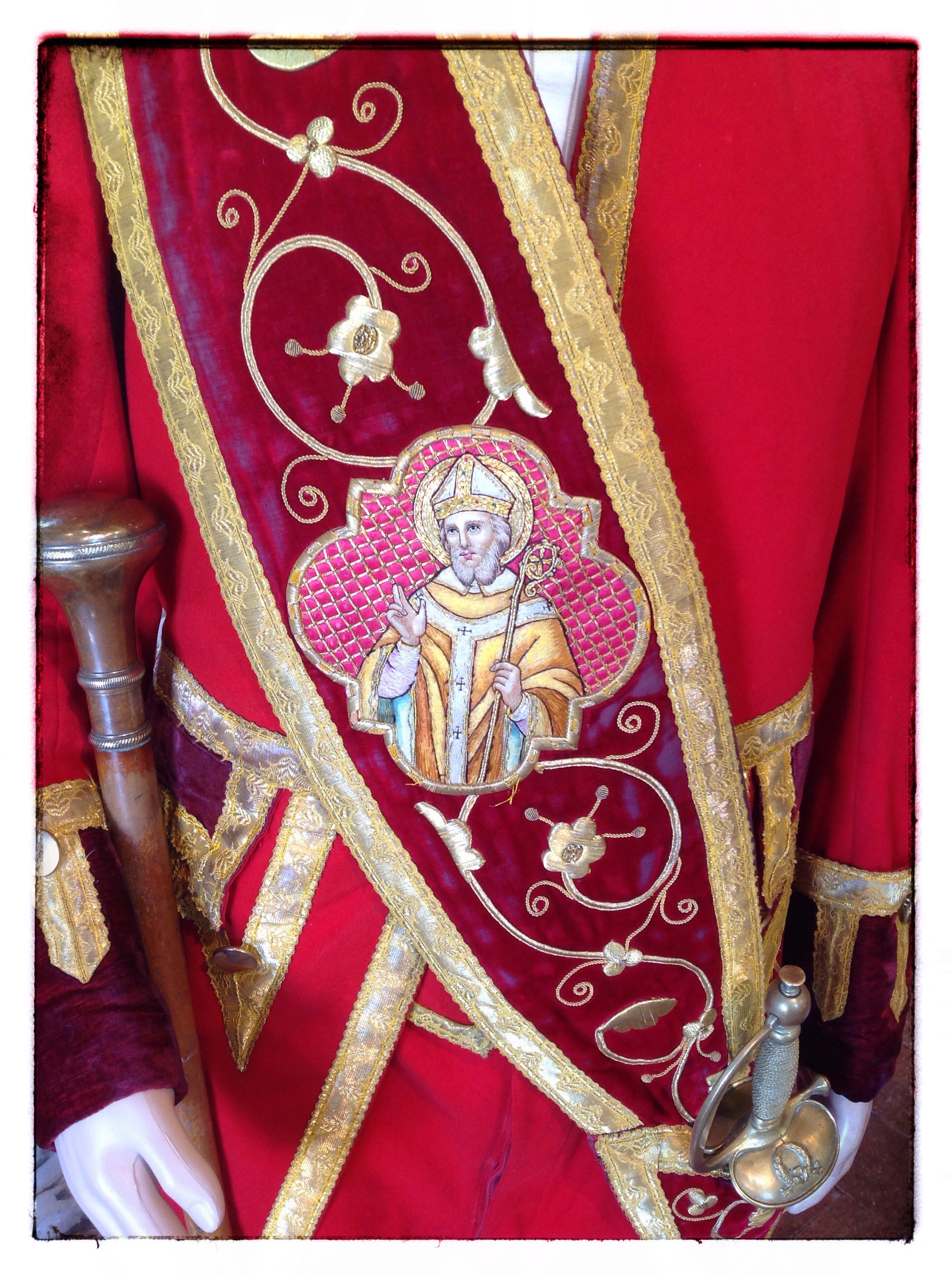 Détail du costume du garde suisse, le baudrier brodé au fil d'or, le pommeau de la canne et l'épée.