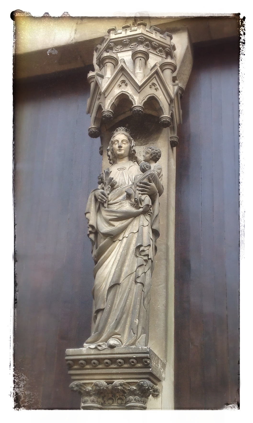 Parvis de l'église Notre-Dame de Cholet, la statue de la Vierge sculptée par Biron est une reconstitution de celle du XIIIème siècle retrouvée en fragments à Bellefontaine